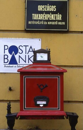 Budapest - Briefkasten : Briefkasten, Postamt. Aufgenommen in Budapest 2001