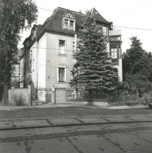 Dresden-Trachau, Buchholzer Straße 2. Wohnhaus /1901/1915). Straßenansicht mit Einfriedung