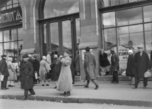 Moskau, Passanten vor dem Eingang eines Kaufhauses