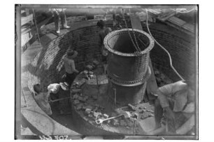 Bauprojekt : Thailand, Bauarbeiter in einem runden Schacht, unbekanntes Bauprojekt, 1908/1913