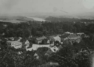 Pillnitz (Dresden-Pillnitz). Blick vom Café Hausberg nach Südsüdost zur Elbinsel