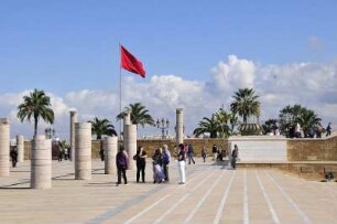 Gedenkstätte in Rabat : Die Staatsfahne weht vor dem Mausoleum für König Mohammed V in Rabat, aufgenommen am 06.11.2008