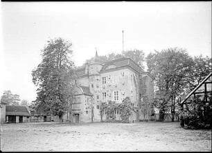 Berlin, Jagdschloss Grunewald, mit Geweihen im Sommer.
