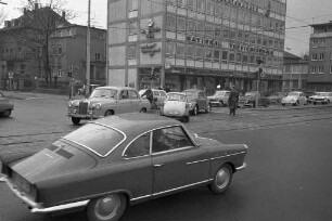 Dichter Berufsverkehr am Karlstor.