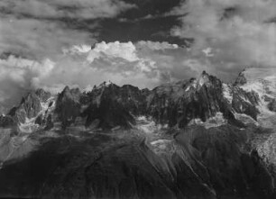 Mont-Blanc-Gruppe : Blick auf einen Teil der Mont-Blanc-Gruppe und die davorliegende Landschaft