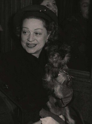 Grethe Weiser mit Hund