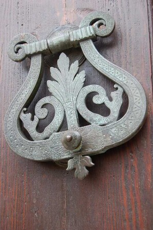 historischer Türklopfer an einem Palast, ca. 17. Jh.