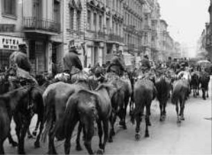 Eine Einheit der polnischen Kavallerie geht in die Kriegsgefangenschaft. Vermutlich in Lodz oder Bielsko-Biala.