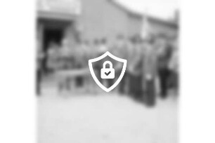 Schützenverein Redderschmiede von 1966 e.V.: Schützenhaus: Bürgerworthalter [Name maskiert] im Beisein von Erstem Stadtrat [Name maskiert] Schützen und Gästen: siegreiche Mannschaft der Redderschmiede mit [Name maskiert] [Name maskiert] [Name maskiert] [Name maskiert] Mühlenbruch und [Name maskiert] beim Trinken aus Pokal: vorn links Tisch: 12./13. [Name maskiert]