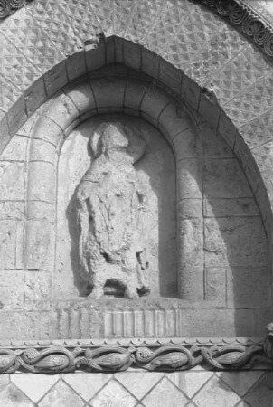 Südliche Arkade: Tympanon mit Figur eines Heiligen