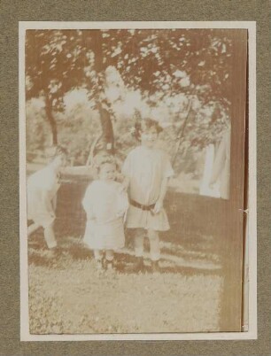 Christiane von Hofmannsthal als Kind im hellen Sommerkleid mit Gürtel mit ihren Brüdern Raimund und Franz