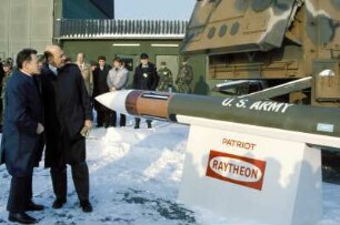 US-Verteidigungsminister Caspar Weinberger und Manfred Wörner besuchen ein US-Militärcamp bei Gießen