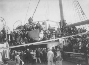 Kreuzfahrten der Hamburg-Amerika Linie, um 1911/1913. Faden- und Nudelrennnen mit Touristen (wahrscheinlich der 2. Klasse) an Bord eines Passagierdampfers