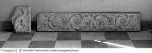 Fragmente einer Marmor(?)-Dekoration mit florealen, vegetabilen und Grotesken-Motiven, Fragment eines Akanthus-Fries'?