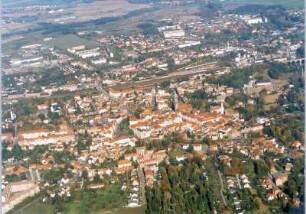 Löbau. Stadtzentrum mit Nikolaikirche, Johanniskirche und Bahnhof. Luftbild-Schrägaufnahme von Südwest