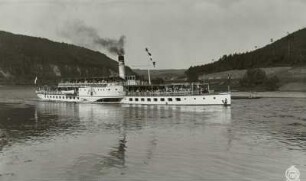 Personen-Seitenraddampfer "Leipzig" (1929; Werft Dresden-Laubegast) auf der Elbe bei Königstein. Schrägansicht von vorn
