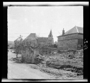 Unbekannte Ortschaft [Nordfrankreich?]: niedrige Kirche, im Vordergrund ein verfallenes Eckgebäude