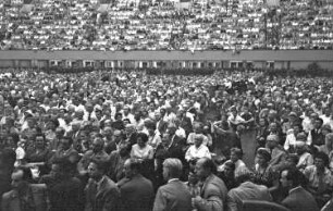 Freiburg: Stadthalle; Publikum bei der Wahlversammlung; Willy Brandt