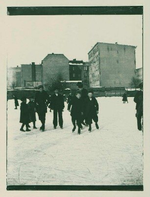 Eisbahn vor Zilles Haus, Sophie-Charlotten-Straße, dritter von links Hans und ganz vorne Walter Zille