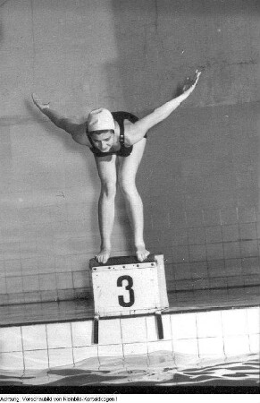 Schwimmer - Leipzig: Helga Barth, Meisterschwimmerin der DDR (BSG Rotation Leipzig-Nord), Dezember 1951