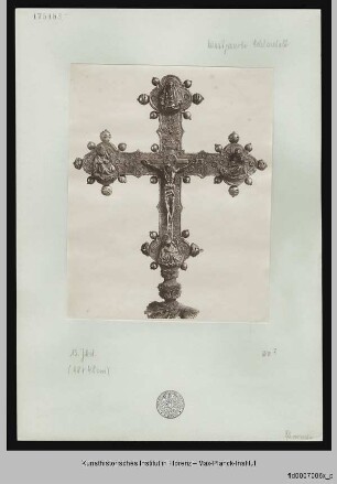 Kreuz mit der Darstellung der vier Evangelisten auf der einen Seite und der Kreuzigung Christi mit Maria, Johannes Evangelista, Maria Magdalena und darüber Gottvater auf der anderen