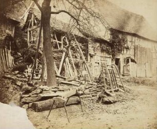 Bauernhaus mit Arbeitsgeräten