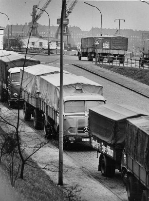 Hamburg. Hafen. LKW warten vor der Zollabfertigung auf die Einfahrt zum Hafengelände