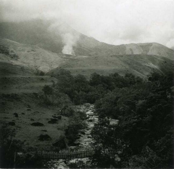 Paysage au large de San José. La vieille herbe est brûlée