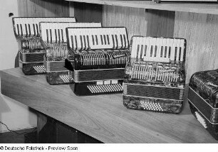 Akkordeons des VEB Klingenthaler Harmonikawerke, Marke "Weltmeister", auf der Leipziger Herbstmesse 1954