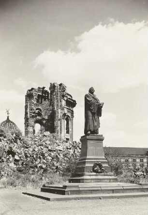 Denkmal Martin Luthers : Dresden, Neumarkt. Denkmal Martin Luthers vor der Ruine der Frauenkirche