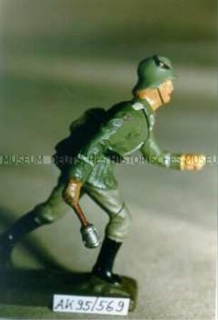 Sturmsoldat mit Handgranate und Drahtschere