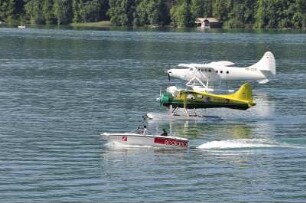 Sankt Wolfgang - Wolfgangsee : Zwei Wasserflugzeuge starten am Morgen auf dem Wolfgangsee bei Sankt Wolfgang. Aufgenommen 2008