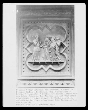 Tür — Zyklus mit Darstellungen aus dem Leben Johannes des Täufers und mit Tugenddarstellungen — linker Flügel, 1. Reihe von oben, rechtes Relief: der stumm gewordene Zacharias vor den Ältesten linker Flügel, 2. Reihe, linkes Relief: Heimsuchung