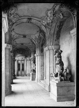 Schloss Ludwigsburg. Haupteingangshalle mit Skulpturen