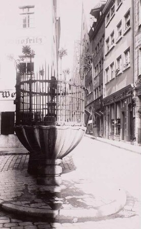 Nürnberg, Dudelsackpfeiferbrunnen : Nürnberg. Dudelsackpfeiferbrunnen. Blick in die Neue Gasse