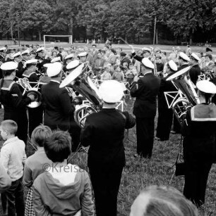Bad Oldesloe: Exer: Wanderausstellung "Unsere Marine", Aufklärungs- und Werbeschau: Marine-Musikkorps Ostsee gibt Platzkonzert: Zuschauer