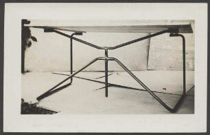 Zeichentisch für ersten Wohnraum Berlin, 1930 bis 32 (Fotopostkarte)