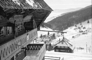 Muggenbrunn: Altes Schwarzwaldhaus mit Balkon und altem Kruzifix