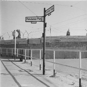 Straßenschild "Potsdamer Platz/Potsdamer Straße" an der Sektorengrenze zu Ost-Berlin nach dem Bau der Berliner Mauer