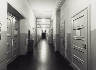 Sächsische Landesbibliothek - Staats- und Universitätsbibliothek Dresden. Zweigbibliothek Maschinenwesen, Teilbibliothek Produktionstechnik/Werkzeugmaschinen. Flur mit Türen zur Bibliothek (links), zum Dienstzimmer der Fachreferentin (rechts vorn) und zum Magazin (dahinter) : Dresden-Südvorstadt, George-Bähr-Straße 3c (Zeuner-Bau der TU Dresden). Sächsische Landesbibliothek - Staats- und Universitätsbibliothek Dresden. Zweigbibliothek Maschinenwesen, Teilbibliothek Produktionstechnik/Werkzeugmaschinen. Flur mit Türen zur Bibliothek (links), zum Dienstzimmer der Fachreferentin (rechts vorn) und zum Magazin (dahinter)