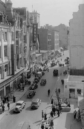 Blick auf die Grimmaische Straße während der Leipziger Herbstmesse 1955