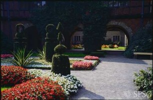 Potsdam, Neuer Garten, Schloss Cecilienhof, Sommerbepflanzung im Blumengarten.