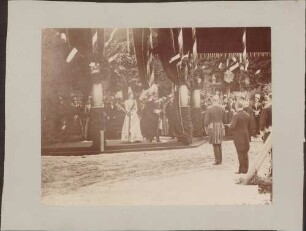 Kaiser Wilhelm II., Kaiserin Auguste Viktoria und Großherzog Friedrich I. unter Baldachin.