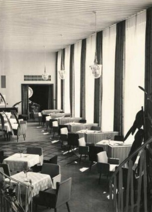 Dresden-Loschwitz. Klub der Intelligenz (Dresdner Klub) im ehemaligen Lingnerschloß. Tanzcafé. Blick vom Teezimmer