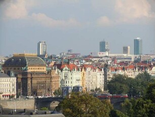 Prag - Stadtübersicht mit Nationaltheater : Stadtübersicht vom Kleinseiter Brückenturm. Aufgenommen am 27. Juli 2011 in Prag