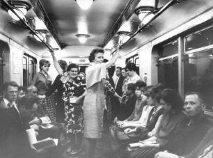 X. Friedenszug Deutschland - UdSSR 1965. Die Teilnehmer aus der BRD und DDR, die auf Einladung des sowjetischen Komitees zum Schutze des Friedens in die UdSSR gereist sind, besuchen Moskau. Hier eine Fahrt mit der U-Bahn - der Metro Moskau
