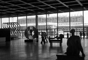 Berlin: Nationalgalerie; Haupthalle; Ausblick auf Staatsbibliothek im Bau