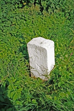 Mollhagen: Eicheder Straße, in Höhe Einmündung Viehkatenstraße: Grenzstein [Nr. 61] zwischen Gemeinde Eichede und Gemeinde Mollhagen