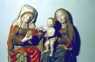 Freiburg: Augustinermuseum, Weinmotiv, Freiburg, Anna Selbdritt, Lindenholz aus einer Kapelle der Umgebung