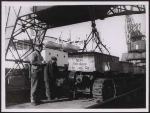 Hafenarbeiter bei der Begutachtung von Waren am Überseehafen Bremen